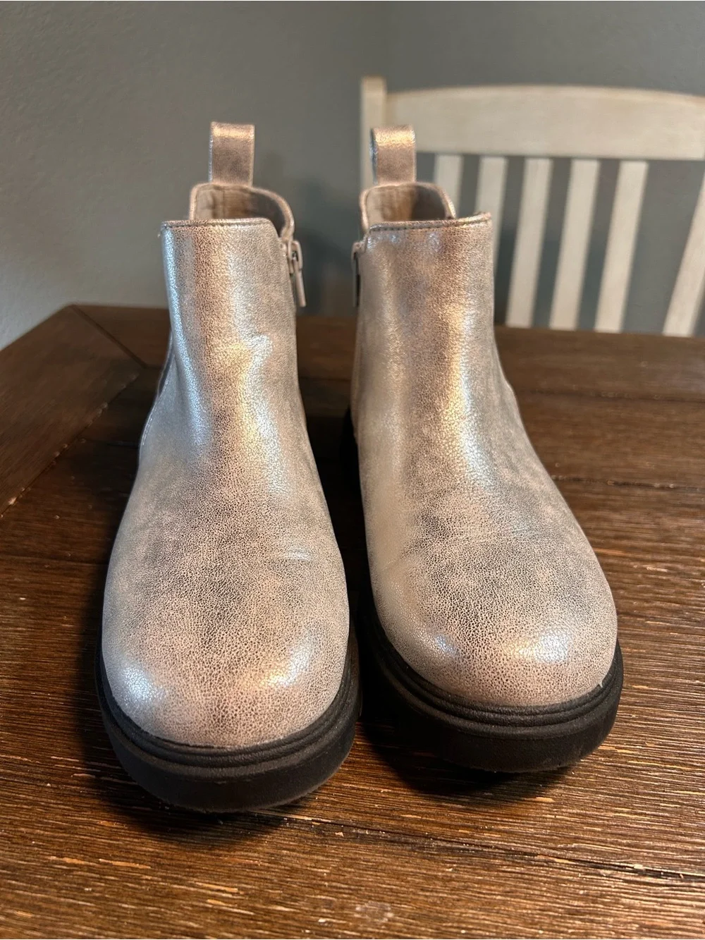 NWOT Sonoma Evie Chelsea boots size 5 youth